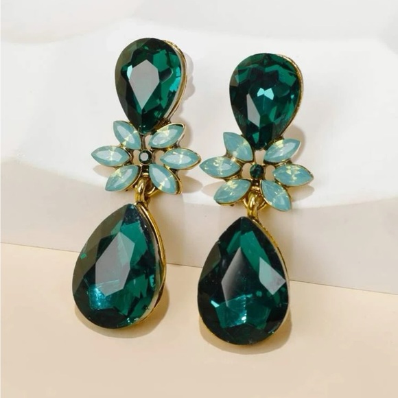 Jewelry - Brand New Green Rhinestone Drop Earrings